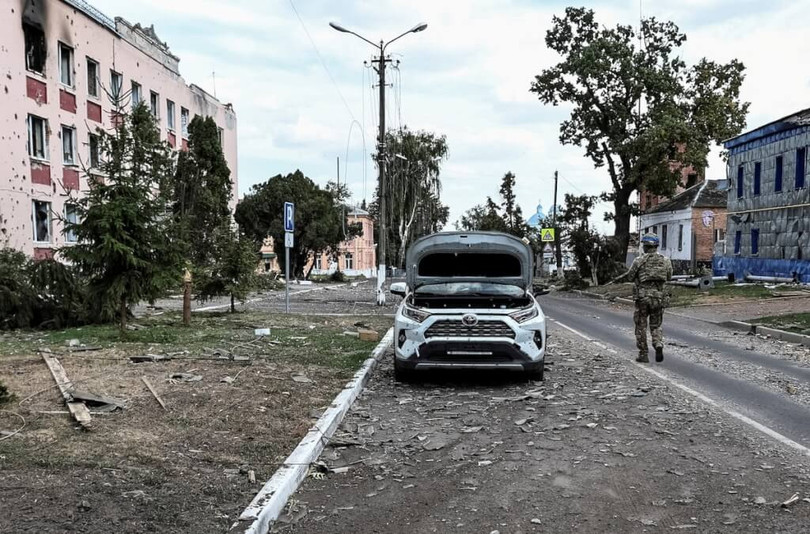 Quan Ukraine tuan tra tren duong pho Sudzha.jpg