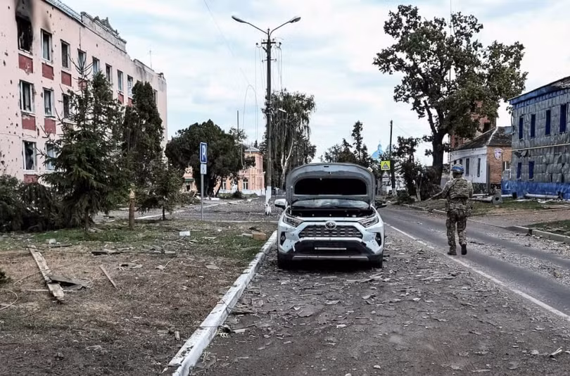 Quan Ukraine tuan tra tren duong pho Sudzha.jpg