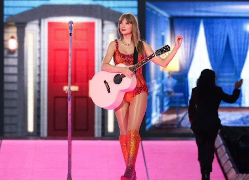 Taylor ung ho Kamala Harris.jpg