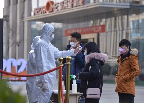 Các công ty thực hiện kiểm tra thân nhiệt nhân viên khi đến làm việc (Ảnh: Đông Phương)