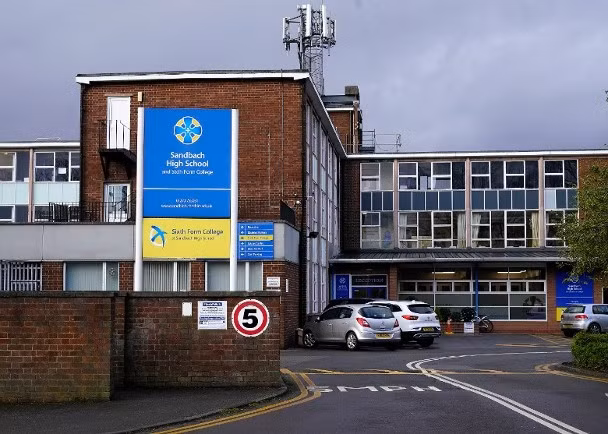 Các trường học ở Anh tiếp tục đóng cửa do dịch bệnh COVID-19 (Ảnh: Getty).