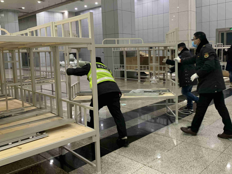 Do thiếu giường bệnh nghiêm trọng , đêm 3/2, thành phố Vũ Hán đã gấp rút xây dựng thêm 3 bệnh viện tạm với sức chứa 3.400 giường. Ảnh: bệnh viện đặt tại Trung tâm Triển lãm Vũ Hán (Ảnh: Đông Phương)