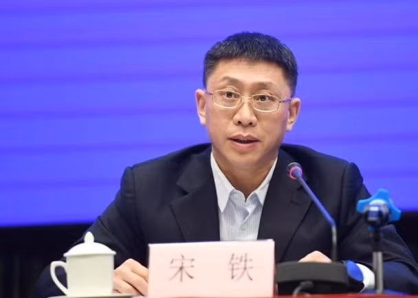 Phó chủ nhiệm CDC tỉnh Quảng Đông giải thích về việc 13 người bệnh đã xuất viện nhưng lại dương tính khi xét nghiệm máu (Ảnh: Đông Phương).