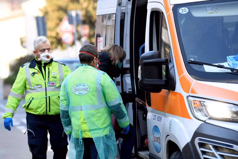 Nhân viên phòng dịch Italy đưa người nhiễm bệnh vào bệnh viện (Ảnh: Guancha)