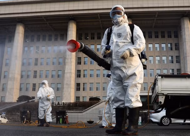 Các nhân viên phòng dịch phum thuốc khử trùng trên đường phố. (Ảnh: Getty)