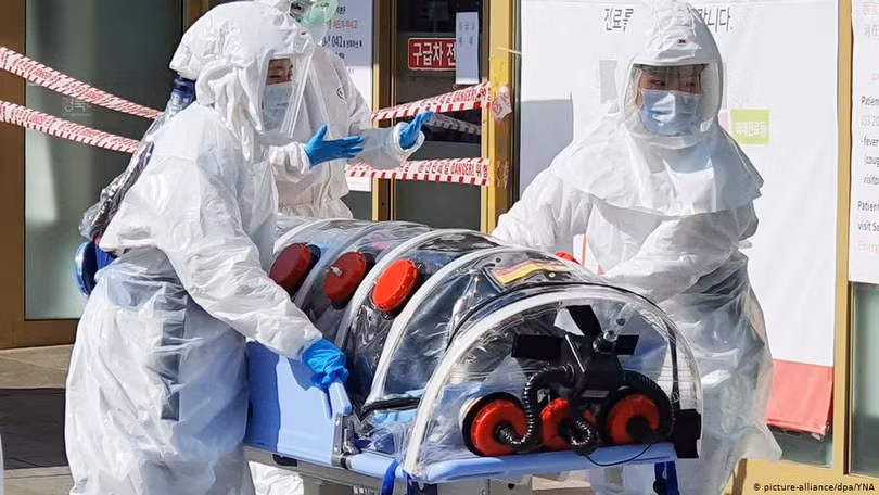 Cấp cứu bệnh nhân COVID-19 ở thành phố Daegu (Ảnh: DPA)
