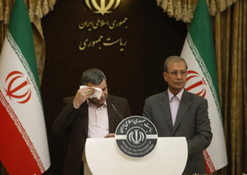 Ông Iraj Harirchi ho và liên tục lau mồ hôi khi xuất hiện trên truyền hình (Ảnh: Guancha).