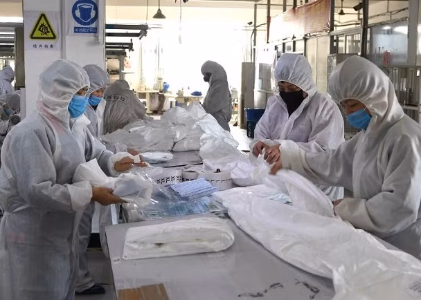 Để đáp ứng nhu cầu về nguồn hàng cung cấp, nhiều xí nghiệp vật tư y tế Trung Quốc đã phải sản xuất suốt dịp Tết (Ảnh: Đông Phương).