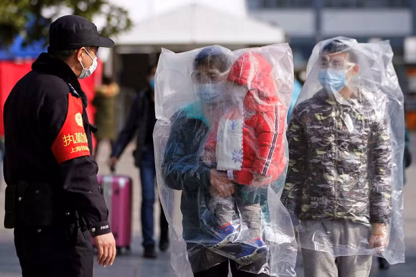 Ngày 10/2 nhiều địa phương, người nghỉ Tết đã quay về các thành phố. Hành khách ở ga Thượng Hải sử dụng phương tiện phòng hộ tự chế. (Ảnh: Reuters)