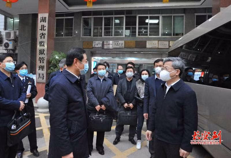 Đoàn công tác tiến hành kiểm tra việc phòng chống dịch bệnh trong các nhà tù ở tỉnh Hồ Bắc (Ảnh: Guancha).