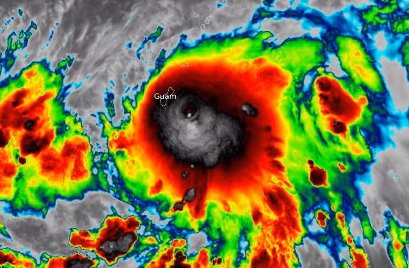 Áp thấp nhiệt đới gần Philippines đã mạnh lên thành bão Bebinca và liên tục tăng cấp dữ dội, có thể trở thành cuồng phong (Ảnh: Met Office Storms).