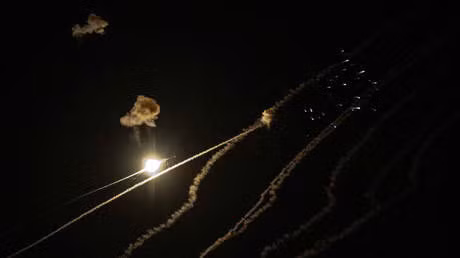 Các hệ thống đánh chặn đã được kích hoạt ở miền bắc Israel khi Hezbollah phóng một loạt tên lửa qua biên giới (Ảnh: RT)