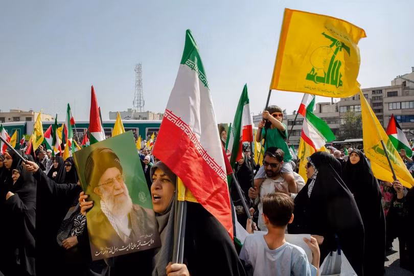 Người dân Iran ủng hộ Hezbollah và Palestine tại Tehran hôm 27/9 (Ảnh: NYT)