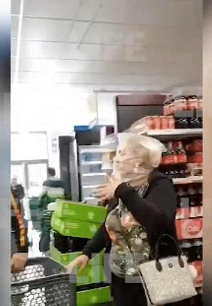 Khẩu trang đắt quá, người dân Tây Ban Nha đội túi nhựa trong suốt vào siêu thị