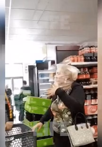 Khẩu trang đắt quá, người dân Tây Ban Nha đội túi nhựa trong suốt vào siêu thị