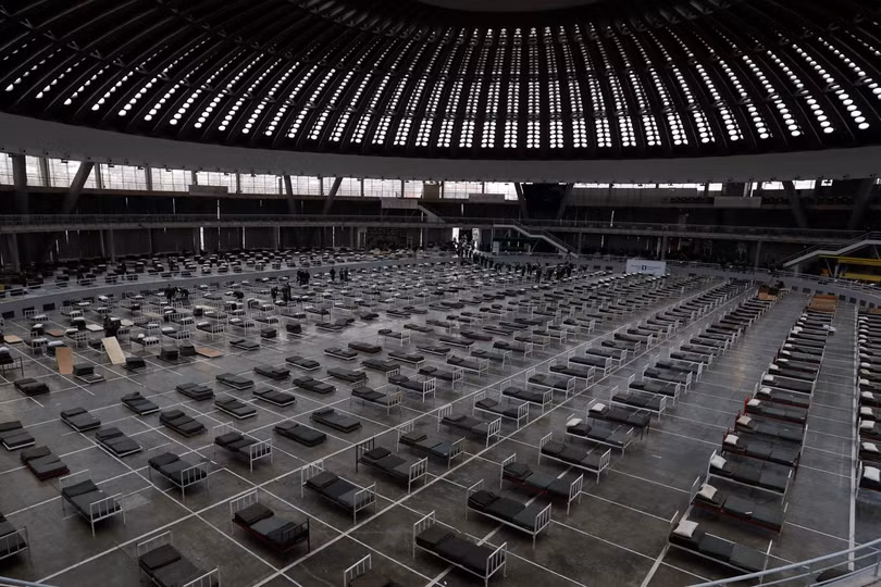 Dịch bệnh lan khắp châu Âu và ngày càng nghiêm trọng, Serbia xây dựng "bệnh viện ca bin" đầu tiên (Ảnh: AP).