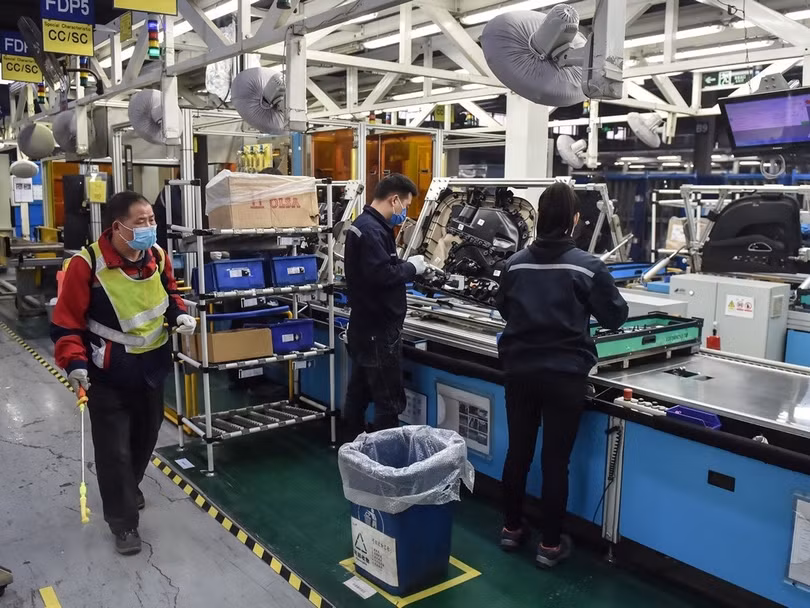 Công nhân Trung Quốc khử trùng máy móc sau khi phục hồi sản xuất sau hơn 1 tháng nghỉ do COVID-19 (Ảnh: Tân Hoa xã)