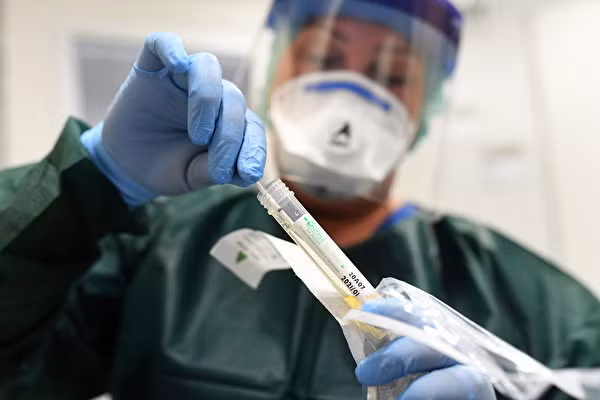 Bộ kit thử nhanh của Trung Quốc có độ chính xác thấp gây tranh cãi ở một số quốc gia (Ảnh: AFP).