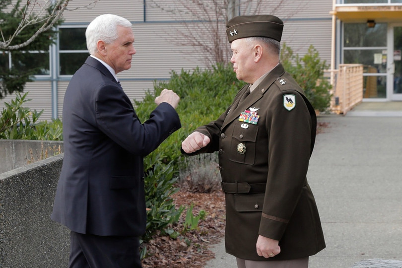 Phó Tổng thống Mike Pence chạm cẳng tay thay vì bắt tay viên Thiếu tướng chỉ huy quân đội khu vực Washington để đề phòng lây nhiễm COVID-19 (Ảnh: AP).