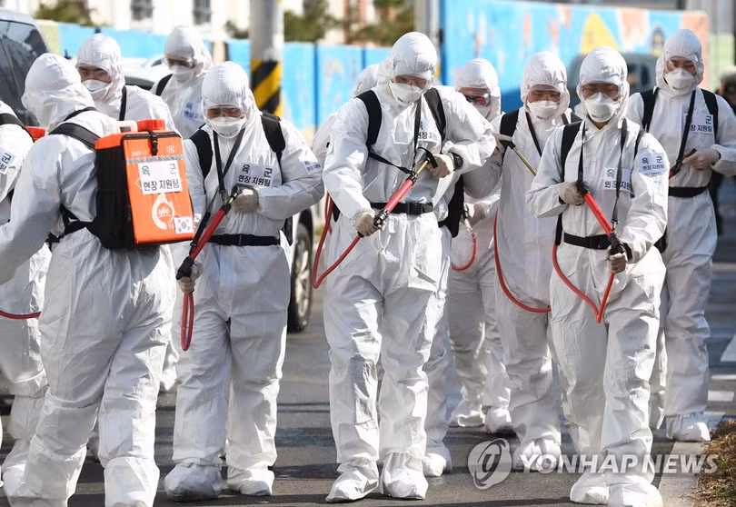 Các nhân viên phòng dịch tiến hành khử trùng ở Gyeongsan (Ảnh: Yonhap).