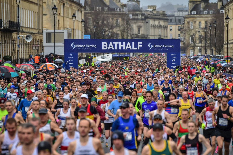 Trong lúc dịch bệnh đang hoành hành, ngày 15/3 Anh vẫn tổ chức giải Marathon ở Bathalf với hàng ngàn người dự, không ai đeo khẩu trang (Ảnh: AP).