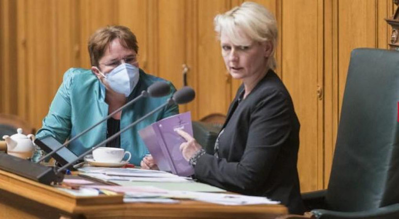 Ảnh: bà Magdalena Bloche (trái) tranh luận với Chủ tịch Quốc hội Isabelle Moret trước khi bị đuổi khỏi phòng họp (Ảnh: Blick).