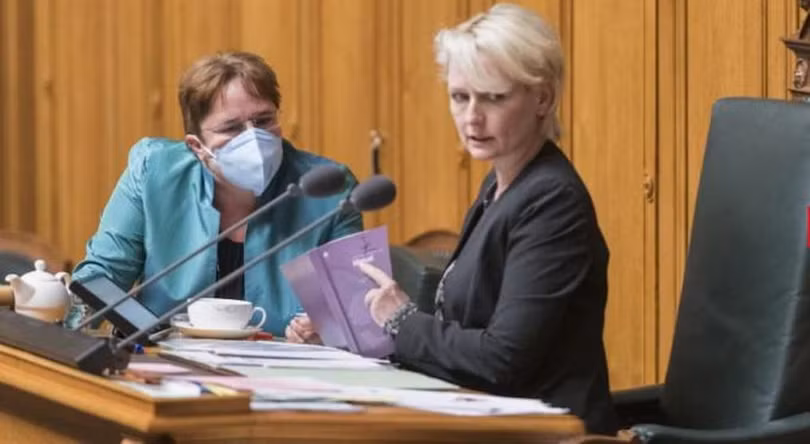 Ảnh: bà Magdalena Bloche (trái) tranh luận với Chủ tịch Quốc hội Isabelle Moret trước khi bị đuổi khỏi phòng họp (Ảnh: Blick).