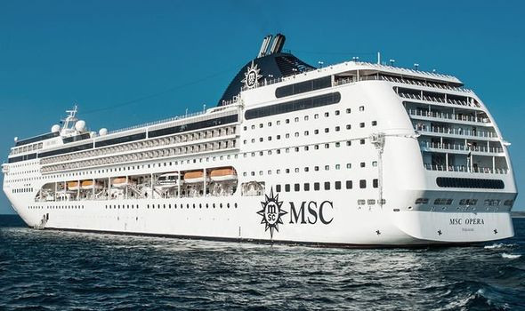 Tàu Opera liệu có nguy cơ trở thành Diamond Princess thứ 2? (Ảnh: Wenweipo). Tàu Opera liệu có nguy cơ trở thành Diamond Princess thứ 2? (Ảnh: Wenweipo).