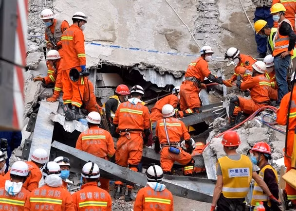 Đã có 26 người bị chết trong vụ sập khách sạn Hân Giai ở Tuyền Châu, Phúc Kiến (Ảnh: Đông Phương). Đã có 26 người bị chết trong vụ sập khách sạn Hân Giai ở Tuyền Châu, Phúc Kiến (Ảnh: Đông Phương).