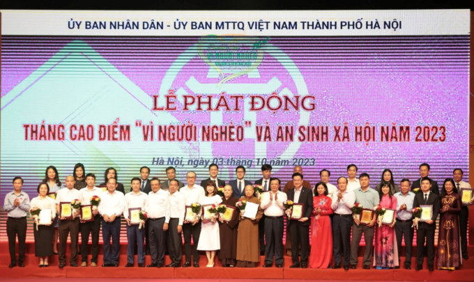T&amp;T Group là một trong những doanh nghiệp được UBND - Ủy ban MTTQ Việt Nam Hà Nội vinh danh vì những đóng góp cho công tác giảm nghèo và an sinh xã hội của thành phố. Ảnh: T&amp;T Group