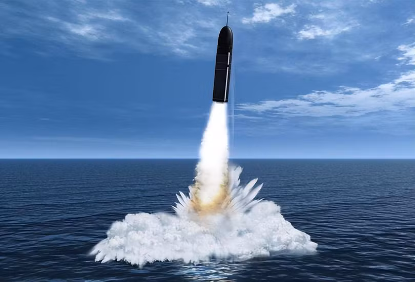 Tên lửa liên lục địa Deep Blue của Nga phóng từ tàu ngầm (Ảnh: Toutiao).