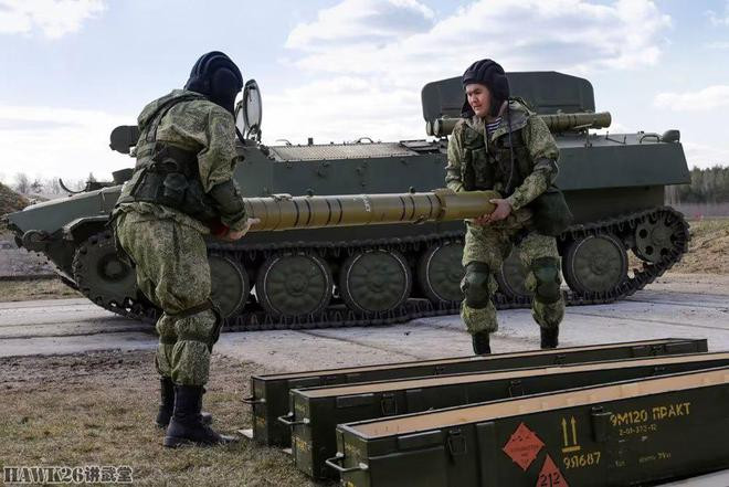 Kíp vận hành tổ hợp đưa tên lửa lên xe (Ảnh: NetEasy).