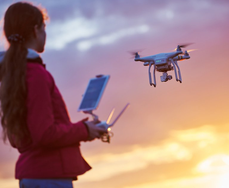 DJI cho rằng cách điều khiển UAV của họ bay treo khác hẳn cách điều khiển máy bay trực thăng bay treo (Ảnh: Law). DJI cho rằng cách điều khiển UAV của họ bay treo khác hẳn cách điều khiển máy bay trực thăng bay treo (Ảnh: Law).