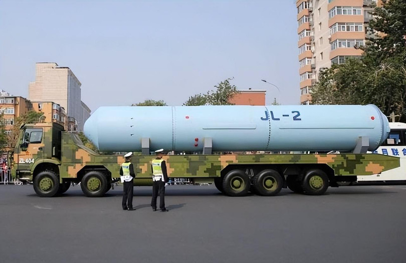 Tên lửa JL-2 trong container tham gia duyệt binh (Ảnh: Toutiao).