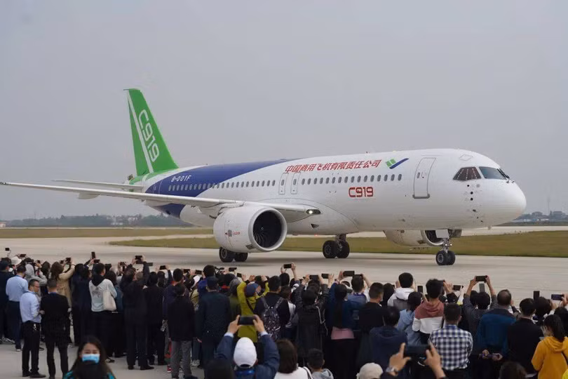Trung Quốc hy vọng máy bay C919 được sản xuất hàng loạt sẽ phá vỡ sự lũng đoạn thị trường hàng không quốc tế của Boeing và Airbus (Ảnh: Sina).