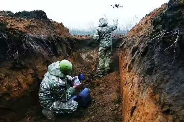 Lính Ukraine ở tiền tuyến sử dụng UAV dân dụng Trung Quốc để trinh sát (Ảnh: QQ).