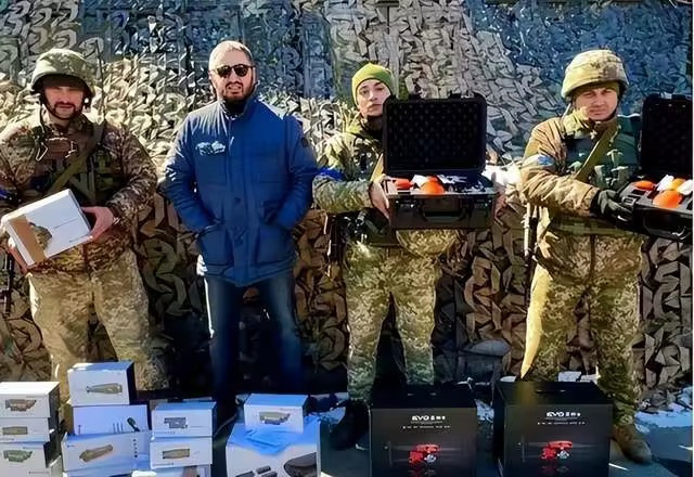 Lính Ukraine ở tiền tuyến nhận UAV dân dụng do các tổ chức quyên tặng (Ảnh: QQ).