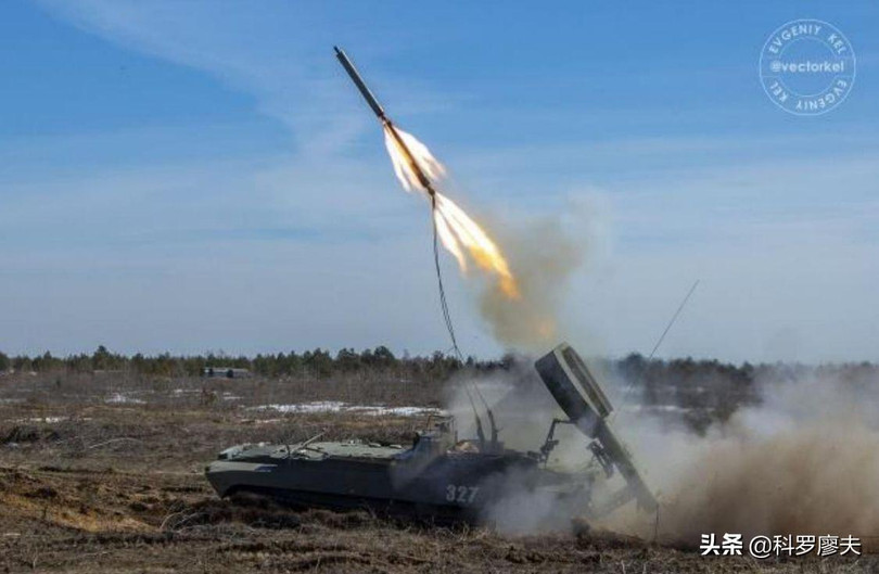 Tên lửa kéo theo dây nổ rời xe phóng (Ảnh: Toutiao).