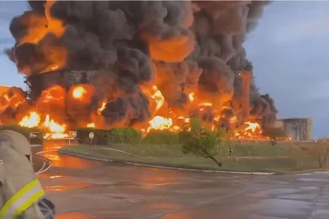 Vụ tấn công bằng UAV gây nên đám cháy dữ dội (Ảnh: NetEasy).