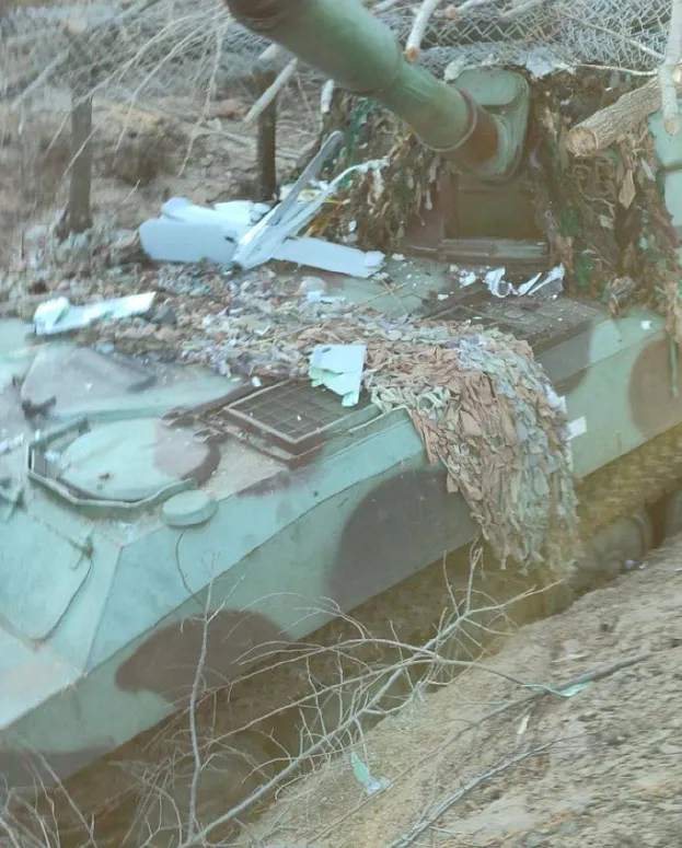 Dù bị UAV Lancet đánh trúng nhưng khẩu pháo tự hành vẫn an toàn (Ảnh: QQ).