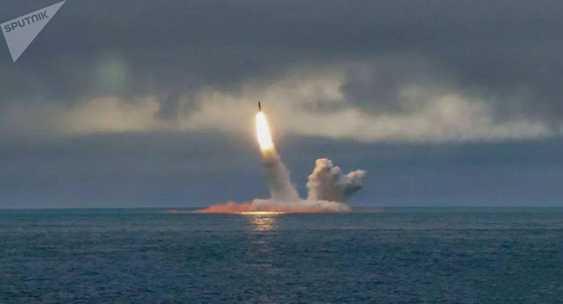 Tên lửa RSM-56 “Bulava” được phóng từ tàu ngầm "Yuri Dolgoruky" (Ảnh: Sputnik)