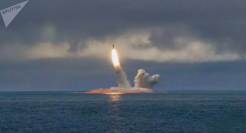 Tên lửa RSM-56 “Bulava” được phóng từ tàu ngầm "Yuri Dolgoruky" (Ảnh: Sputnik)