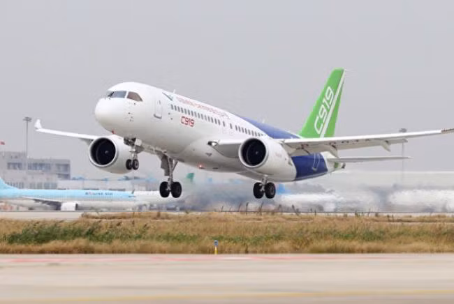 Chiếc máy bay chở khách cỡ lớn C919 đầu tiên của Trung Quốc đã được bàn giao cho Hãng hàng không Đông Phương (Ảnh: Creaders).