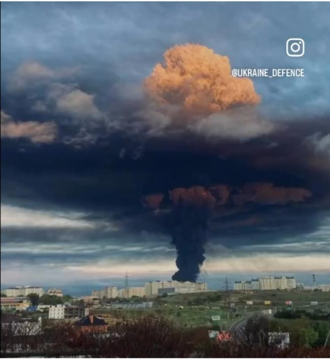 Hình ảnh chụp từ xa về đám cháy kho xăng dầu ở Sevastopol sáng 29/4 (Ảnh: @Ukraine_defence).