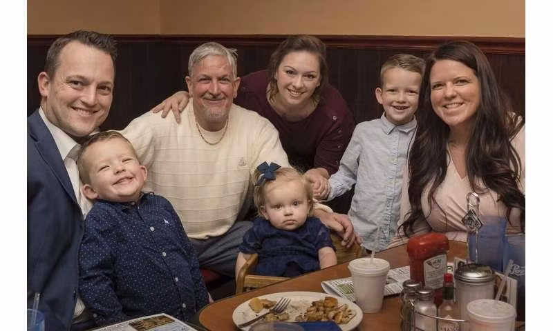 Ông David Bennett (thứ 3 trái sang) và người thân trong gia đình (Ảnh:stdaily).
