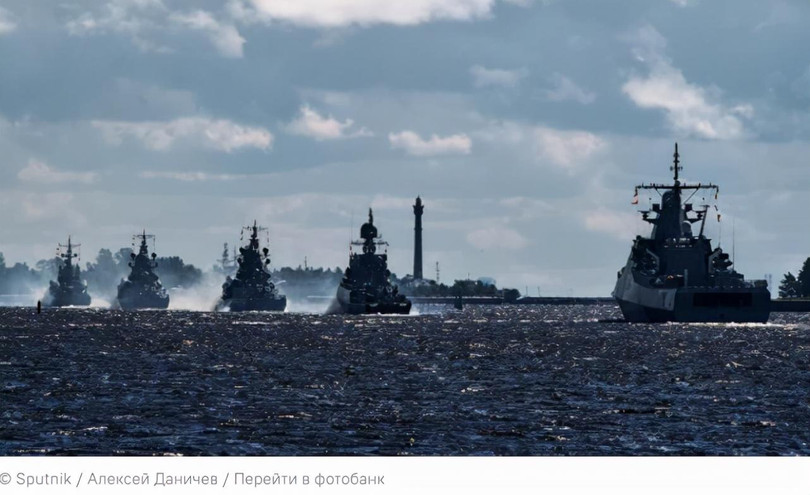 Đội hình tàu chiến Nga ra biển tập trận (Ảnh: Sputnik).