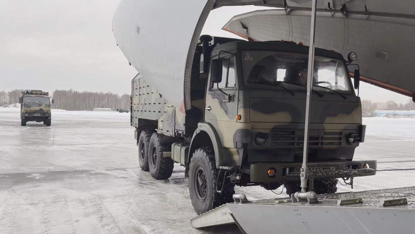 Xe quân sự Nga được đưa lên máy bay để không vận đến Kazakhstan (Ảnh: AP).