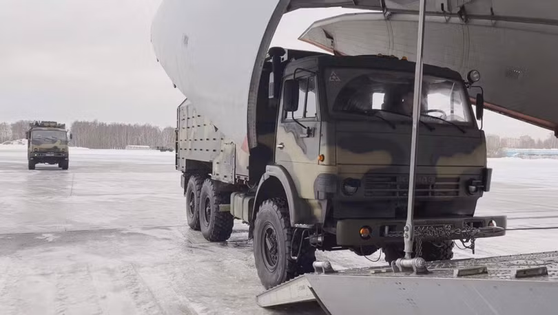 Xe quân sự Nga được đưa lên máy bay để không vận đến Kazakhstan (Ảnh: AP).