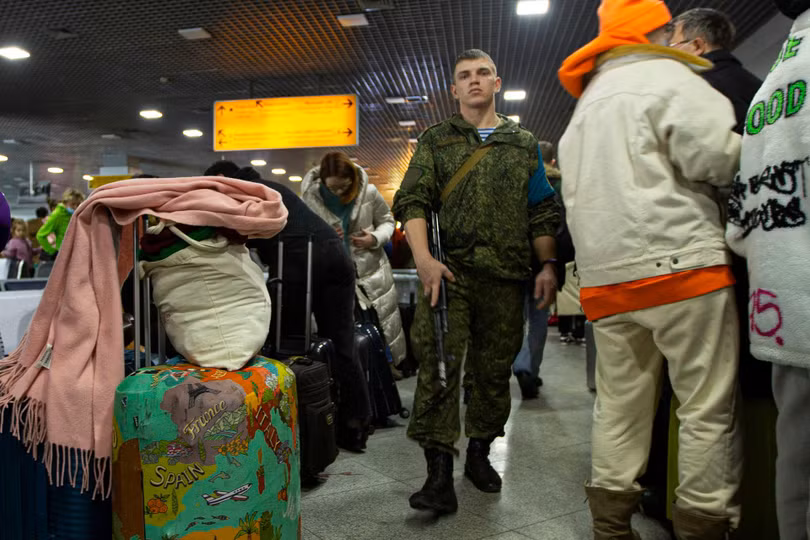 Ngày 9/1, tại sân bay Almaty, các công dân Nga chuẩn bị rời Kazakhstan về Nga. Lực lượng gìn giữ hòa bình đang duy trì trật tự. (Ảnh: AP).