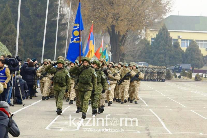 Những người lính cuối cùng của lực lượng gìn giữ hòa bình CSTO diễu hành trước khi lên đường về nước (Ảnh: Kainform)